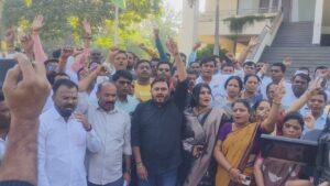 भुजबळांना मंत्रीमंडळात स्थान न मिळाल्याने समर्थक आक्रमक