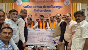 प्रेस कामगार व अधिका-यांनी २५ लाखांचा निधी मुख्यमंत्री सहाय्यता कक्षात जमा