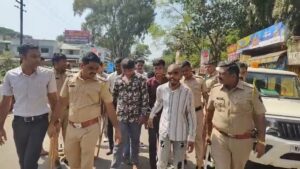 रिल्स बनवणाऱ्या ५ जणांची उपनगर पोलिसांनी काढली धिंड